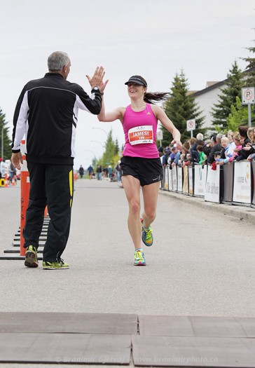 A well deserved congratulation - 'high-five' a few meters from the finish line
