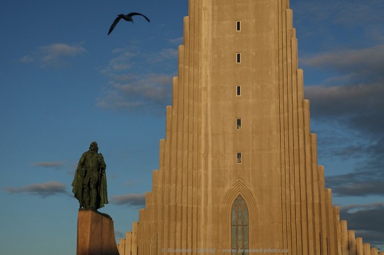 Hallgri­mskirkja Cathedral and the sculpture of Leif Ericson, Reykjavik