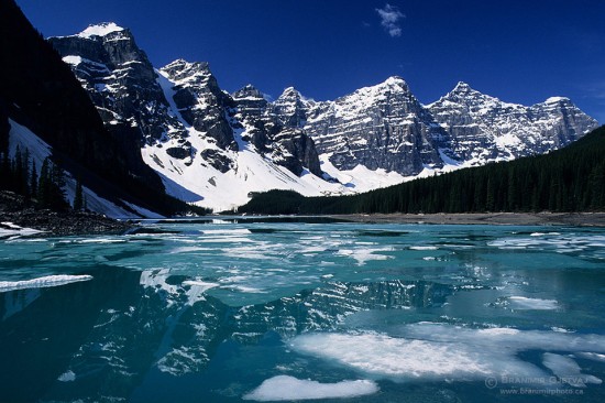 Spring thaw on Moraine Lake (Valley of the Ten Peaks) in Banff National Park. Alberta, Canada